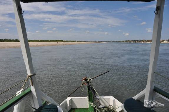 De barco, fazendo a travessia pelo rio entre Fortim e Canoa Quebrada, no litoral do Ceará